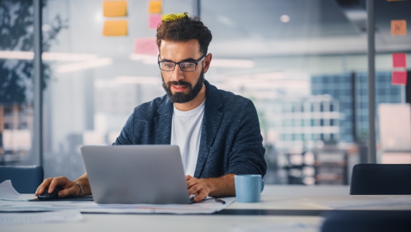 un homme travaille sur son ordinateur portable