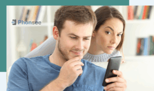 kocası telefonuna bakıyor